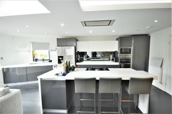 Longfield Avenue, Mill Hill